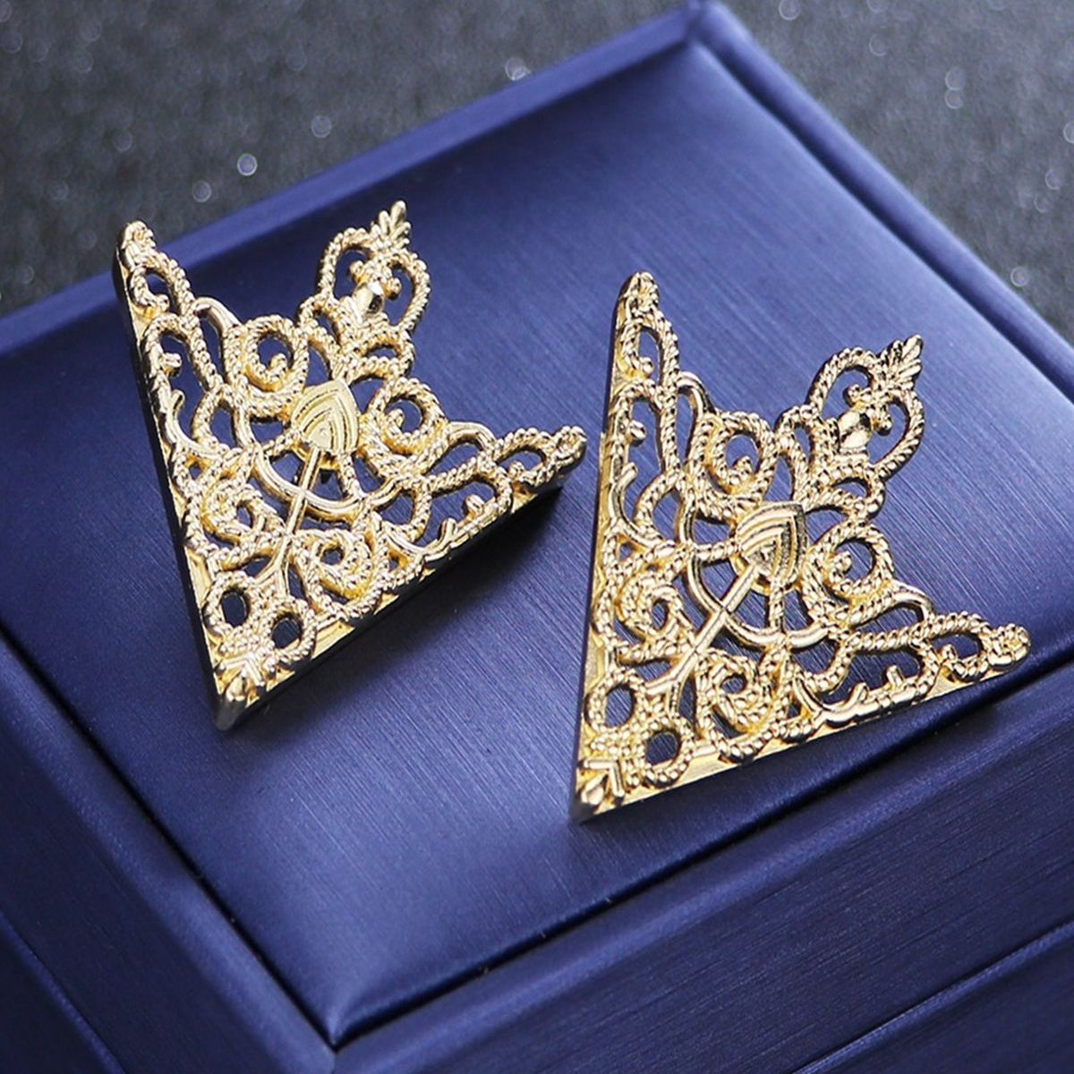 vintage-triangular-hollow-out-floral-collar-tip